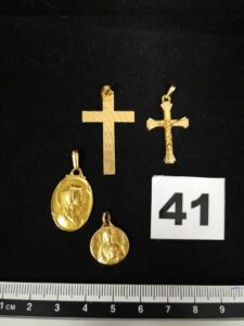 1 Croix ciselée, 1 christ sur croix, 1 médaille de la vierge et 1 médaille double face. Le tout en or. PB 6,4g