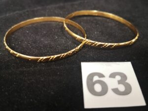2 Bracelets en or rigides ciselés (Diam 5,5cm). PB 16,4g