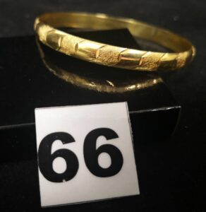 1 bracelet en or creux, rigide à motifs géométriques (Diam 6cm). PB 10g