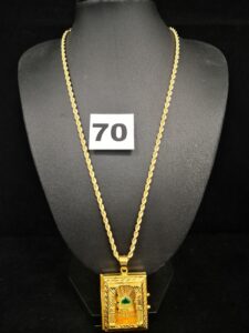1 collier en or maille corde (L 44cm) neuf. PB 4g et 1 Pendentif en 21k représentant la mecque (L 3cm). PB 17,9g
