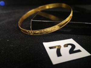 1 Bracelet en or rigide ciselé d'un motif (Diam 6cm). PB 6,6g