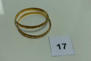 2 bracelets rigides ciselés en or (diamètre 6,7cm). PB 28,3g