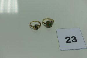 2 bagues : 1 en or et platine ornée d'une pierre verte abîmée entourage petits diamants TL rose (Td54) et 1 "toi et moi" bicolore en or ornée de 2 petites pierres vertes (Td54). PB 4,5g