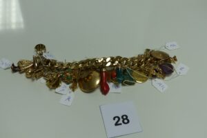 1 bracelet en or maille gourmette orné de 29 breloques avec pierres (20 en or, 7 en alliage 14K et 2 en alliage 9K)(manque 1 breloque, L20cm). PB 195,6g . .