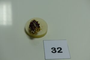 1 bague en or à décor floral ornée de pierres rouges et petits diamants (Td51). PB 14,2g