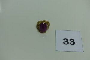 1 bague en or ornée d'une grosse pierre rose épaulée de petits diamants (Td53). PB 14,1g