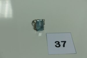 1 bague en or ornée d'une grosse pierre bleue épaulée de diamants (Td46 à 51). PB 10,7g