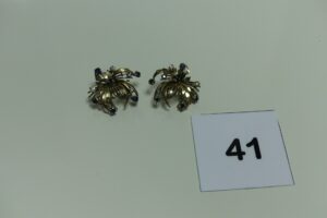 2 boucles en or à décor floral ornées de pierres bleues et de petits diamants (fermoirs en plastique). PB 12,5g