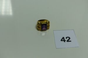 1 bague en or ornée d'une grosse pierre violette (monture un peu cabossée,Td53). PB 11,3g