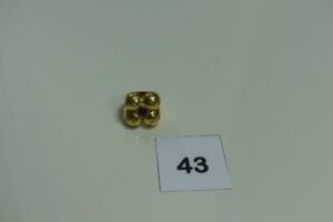 1 bague en or ornée d'une pierre rouge entourée de petits diamants (Td53). PB 21,4g