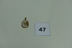 1 pendentif signe du bélier en alliage 14K orné d'un pavage de petits diamants. PB 7,9g