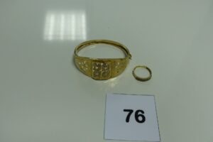 1 bague en or ornée de petites pierres (Td51) et 1 bracelet rigide ouvrant en or centre motif orné de petites pierres (diamètre 5/5,5cm). PB 11,7g