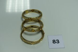 3 bracelets rigides articulés ouvrants en or monture ajourée (diamètre 6/6,5cm)(1 cabossé). PB 59,8g