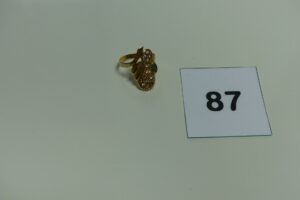 1 bague en or ornée d'une pierre verte et de petites pierres blanches (1 chaton vide, Td53). PB 3,5g