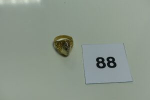 1 bague en or ornée d'un rang de petite spierres blanches (Td52). PB 4,7g