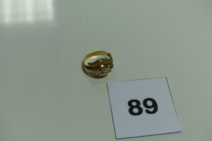 1 bague en or ornée de petites pierres blanches (Td56). PB 3,4g