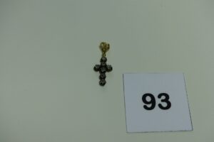 1 croix en or et argent sertie de 7 petits diamants TL rose (H2,5cm). PB 2,9g