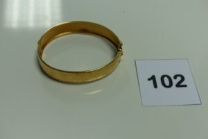 1 bracelet en or articulé ouvrant monture à décor floral (petit choc sur la monture, diamètre 5,5/6cm).PB 16,9g
