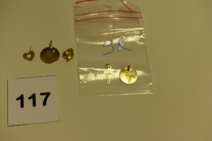 2 pendentifs coeur et une médaille religieuse (verso gravé); Le tout en or PB 2,2g et 1 pendentif ouvragé et 1 croix. Le tout en alliage 9K . PB 1,1g
