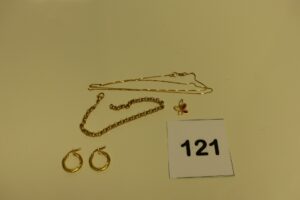1 bracelet maille jaseron cassé, 2 créoles torsadées, 1 chaîne maille carrée (L40cm) et 1 pendentif à décor d'un papillon. Le tout en or. PB 5g