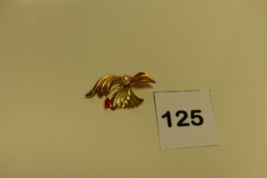 1 broche en or à décor floral et ornée d'une perle et d'une pierre rouge (L5cm). PB 5,2g