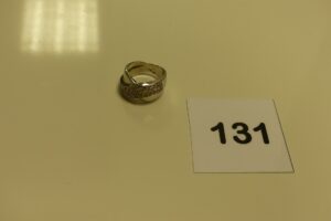 1 bague en or ornée de diamants (1 chaton vide, Td53). PB 11,7g