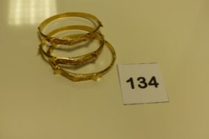 3 bracelets en or rigides et ouvrants motif central orné de petites pierres (diamètre 6cm). PB 23,8g