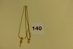 1 collier en or motif central à décor du Christ orné de 3 petits diamants (L52cm). PB 7,9g