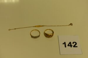 1 bracelet en or identité gravée (L13cm) et 2 bagues en or (1 ouvragée Td52)(1 bicolore Td56). PB 5,7g