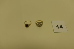 2 bagues en or (1 à décor floral ornée d'une pierre bleue et de petites pierres blanches td58 et 1 à décor de coeurs ornée de petits diamants td61). PB 8g