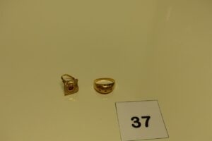 2 bagues en or ornées de petites pierres rouges (très cabossée). PB 7,6g