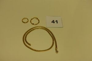 1 collier maille anglaise en or (un peu cabossé, L49cm), 1 créole torsadée et 1 petite créole en or. PB 9,4g