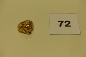 1 bague en or à décor d'une tête de lion dont la machoire est ornée d'une pierre bleue abîmée (Td54). PB 17,1g