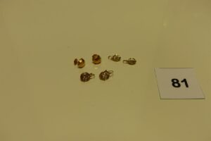 3 paires de boucles en or (1 ouvragée)(1 bicolore ornée de 3 petites perles)(1 bicolore ornée d'une petite perle). PB 4,2g