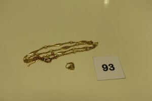 1 collier ouvragé en or orné de petites perles blanches (avec chaînette de sécurité,L54cm) et 1 boucle bicolore abîmée en or. PB 20,8g