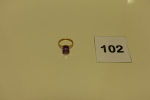 1 bague en or rehaussée d'une pierre violette (Td54). PB 2,9g