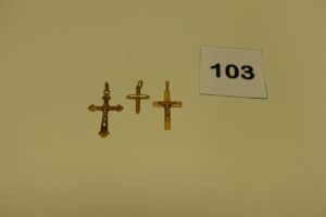 2 Christ sur croix en or et 1 croix en or. PB 4g