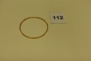 1 bracelet jonc ouvragé en or (Diamètre 6,5cm, petite soudure bas titre). PB 14 ,2g