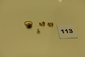 1 bague en or ornée de pierres (Td 55) 1 petit pendentif en or orné de pierres et 2 boucles en or ornées d'un rang de petites pierres. PB 9,1g