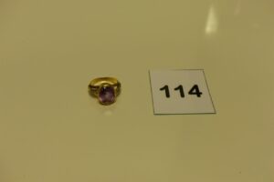1 bague en or sertie d'une pierre violette épaulée de petits diamants TL rose (Td55). PB 6,4g