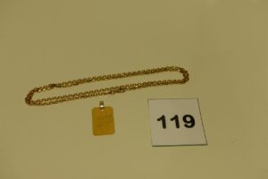 1 pendentif plaque en or gravé recto/verso et 1 chaîne en or maille forçat (L56cm). PB 14,4g