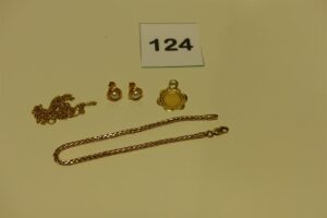 1 chaîne cassée en or et 1 pendentif en or. PB 2,4g + 2 boucles en or 22K ornées d'une perle. PB 1,7g et 1 bracelet petite maille palmier en alliage 9K (L19cm). PB 2,7g
