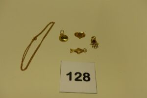 1 chaîne fine maille torsadée en or (L40cm) et 4 pendentifs en or (1 coeur abîmé,1 poisson, 1 à décor d'une main ornée d'une pierre, 1 à décor d'un oeil avec pierre). PB 5g