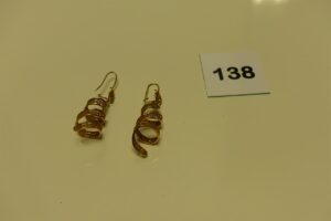 2 pendants en or à décor de spirales à motif filigrané. PB 10g