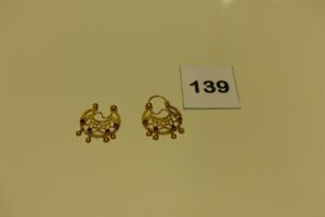 1 paire de savoyardes en or ornées de petites pierres rouges (1 cassée). PB 6,1g