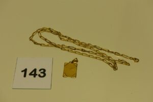 1 chaîne maille alternée en or (L56cm) et 1 pendentif plaque en or. PB 13,6g