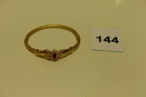 1 bracelet rigide, articulé et ouvrant en or poli et granité motif central à décor de mains et d'un motif orné de pierres (diamètre 5,5/7cm). PB 12,8g