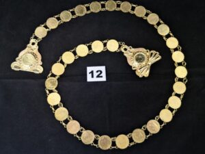 1 Ceinture en or, articulée, bicolore, ornée de motif style pièces (L 88cm). PB 75,9g