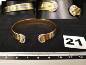 1 Bracelet ouvert tricolore en or orné de 2 motifs avec petits diamants. PB : 19,2g