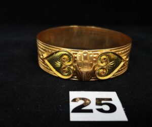 1 Bracelet en or rigide bicolore à décors main de fatma (diam 6,5cm). PB : 37,4g